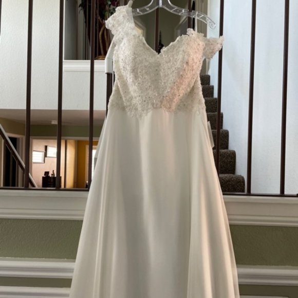 Beautiful Mori Lee Ivory Wedding Dress - Picture 9 of 14